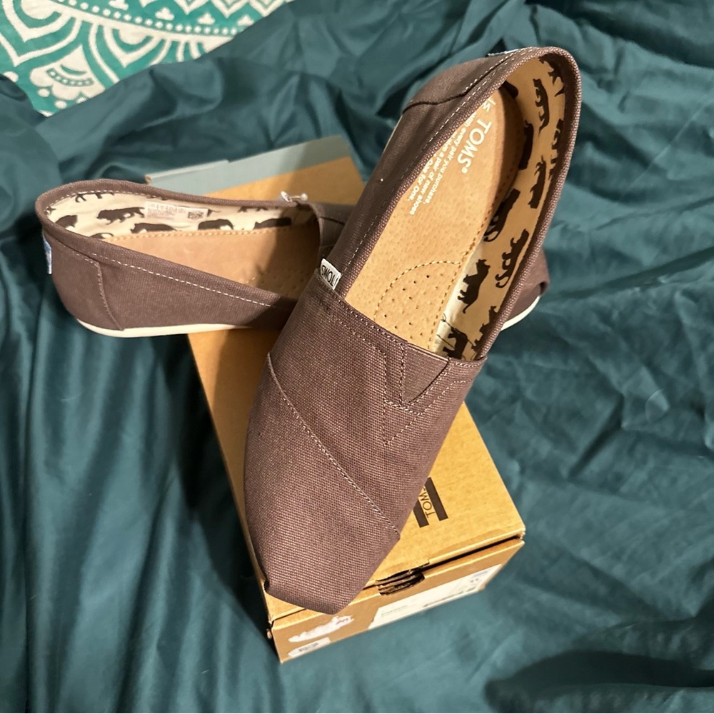 Women’s Tom’s Size 11